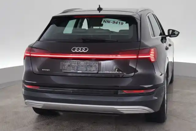 Musta Maastoauto, Audi e-tron – VAR-11603