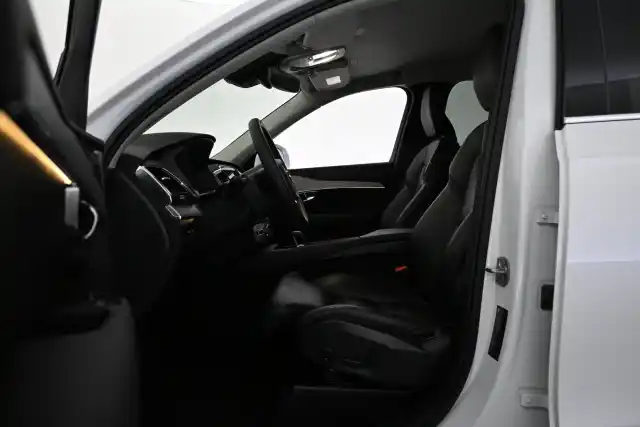 Harmaa Maastoauto, Volvo XC90 – VAR-11638
