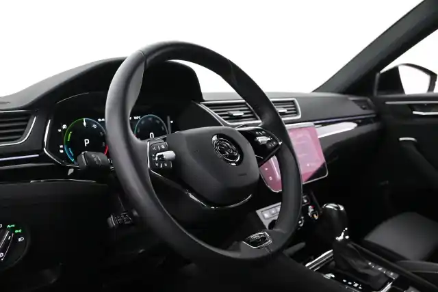Musta Farmari, Skoda Superb – VAR-11643