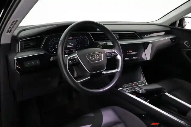 Musta Maastoauto, Audi e-tron – VAR-11680