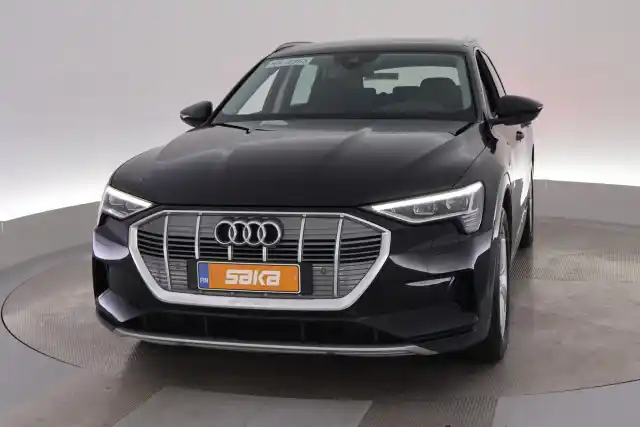 Musta Maastoauto, Audi e-tron – VAR-11680