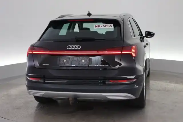 Musta Maastoauto, Audi e-tron – VAR-11680