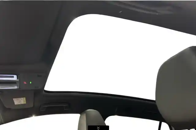 Valkoinen Maastoauto, Volkswagen ID.4 – VAR-11717