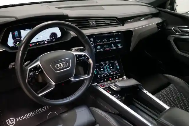 Musta Maastoauto, Audi e-tron – VAR-11998