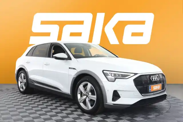 Valkoinen Maastoauto, Audi e-tron – VAR-12050