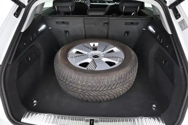 Valkoinen Maastoauto, Audi e-tron – VAR-12050
