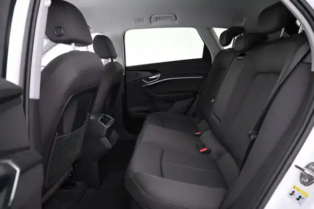 Valkoinen Maastoauto, Audi e-tron – VAR-12050