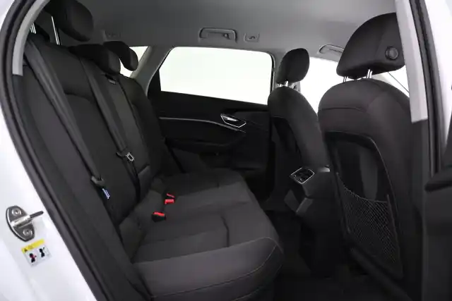 Valkoinen Maastoauto, Audi e-tron – VAR-12050