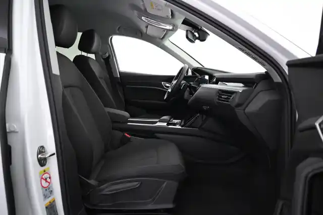 Valkoinen Maastoauto, Audi e-tron – VAR-12050