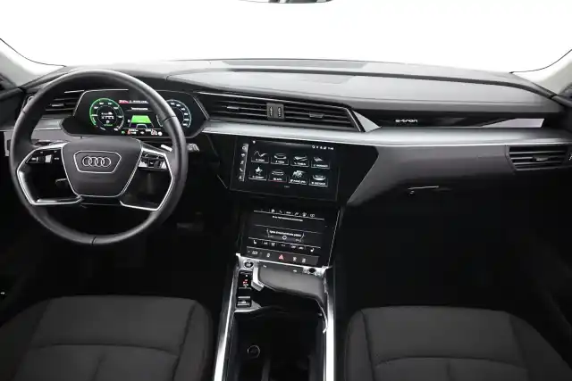 Valkoinen Maastoauto, Audi e-tron – VAR-12050