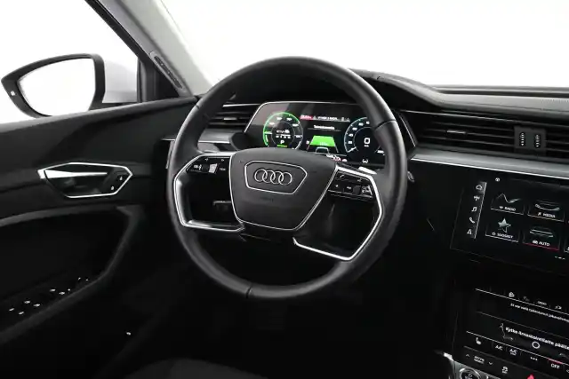 Valkoinen Maastoauto, Audi e-tron – VAR-12050