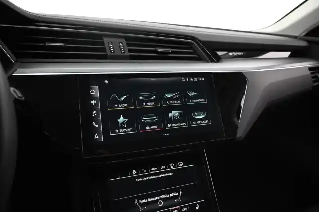 Valkoinen Maastoauto, Audi e-tron – VAR-12050