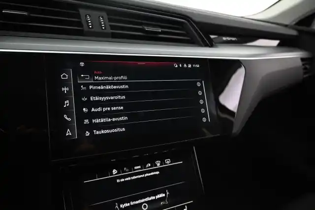 Valkoinen Maastoauto, Audi e-tron – VAR-12050