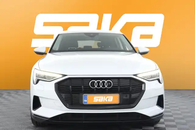 Valkoinen Maastoauto, Audi e-tron – VAR-12050
