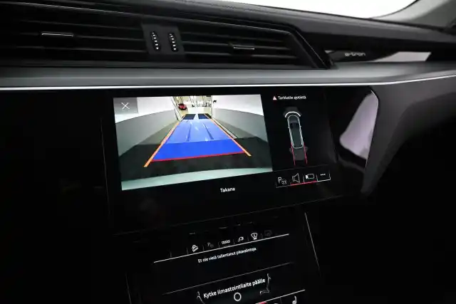 Valkoinen Maastoauto, Audi e-tron – VAR-12050
