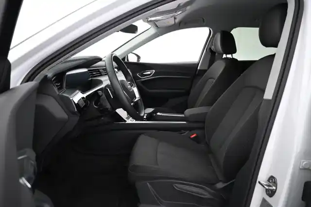 Valkoinen Maastoauto, Audi e-tron – VAR-12050