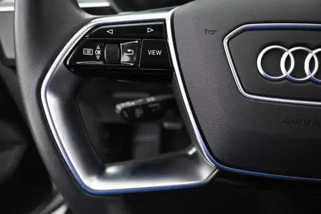 Valkoinen Maastoauto, Audi e-tron – VAR-12050