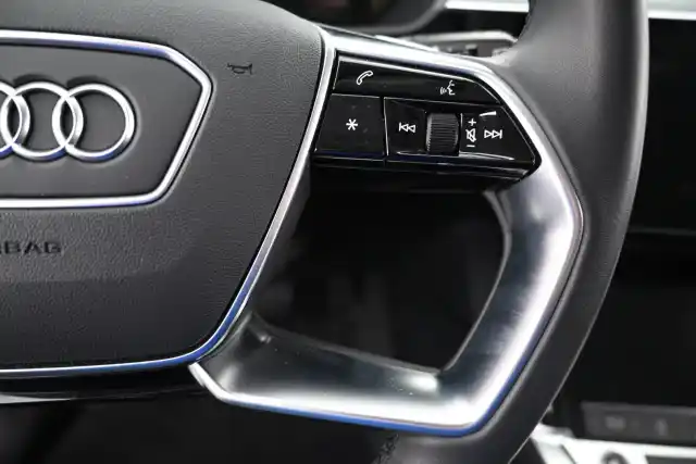 Valkoinen Maastoauto, Audi e-tron – VAR-12050
