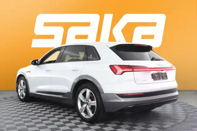 Valkoinen Maastoauto, Audi e-tron – VAR-12050