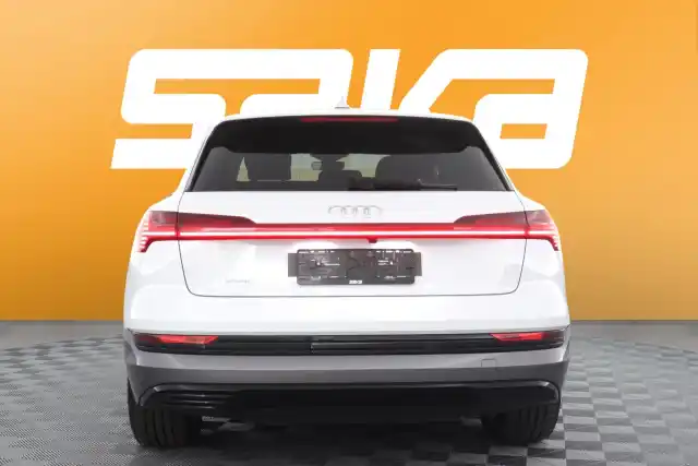 Valkoinen Maastoauto, Audi e-tron – VAR-12050