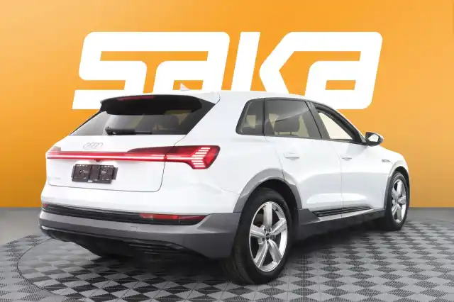 Valkoinen Maastoauto, Audi e-tron – VAR-12050