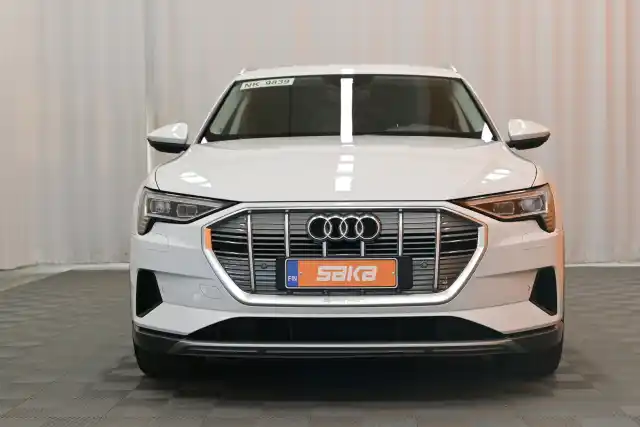 Valkoinen Maastoauto, Audi e-tron – VAR-12051