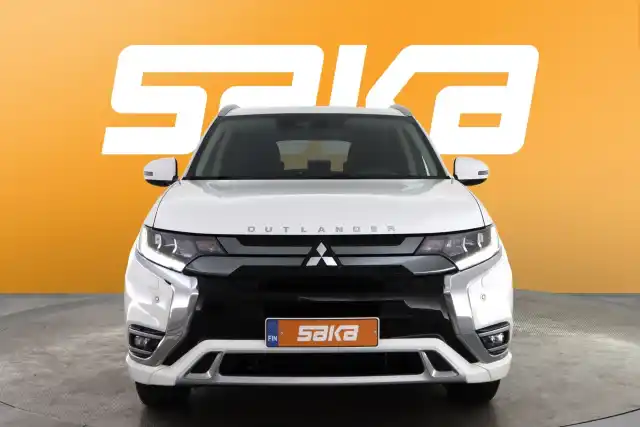 Valkoinen Maastoauto, Mitsubishi Outlander PHEV – VAR-12212