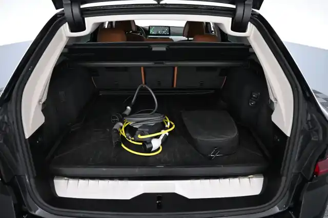 Musta Farmari, BMW 530 – VAR-12401