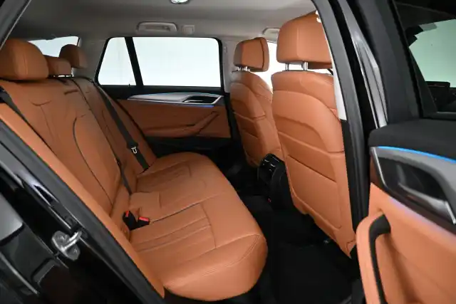 Musta Farmari, BMW 530 – VAR-12401