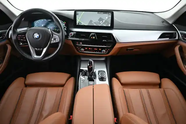 Musta Farmari, BMW 530 – VAR-12401