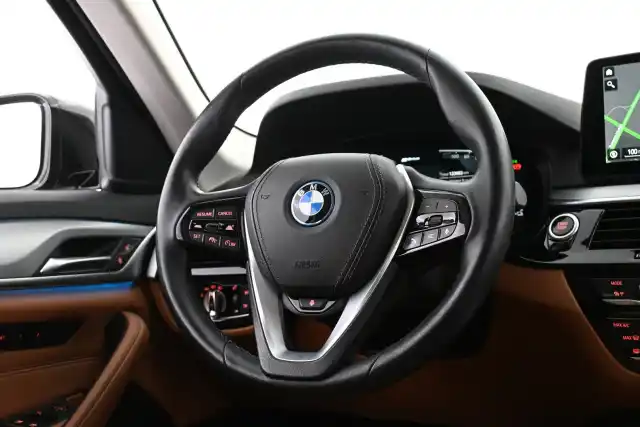 Musta Farmari, BMW 530 – VAR-12401