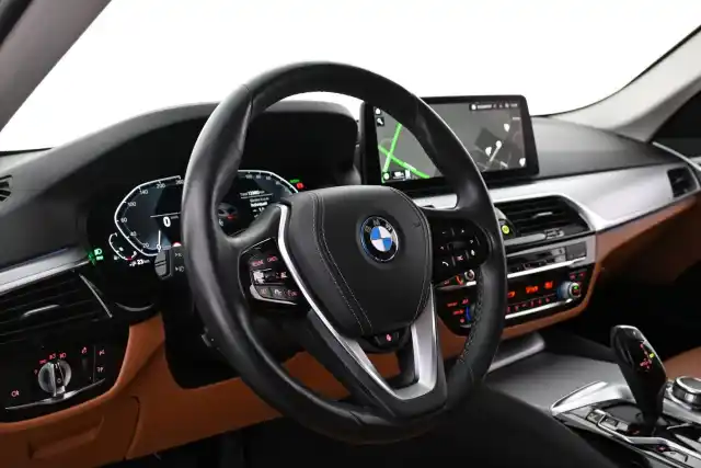 Musta Farmari, BMW 530 – VAR-12401