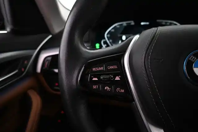 Musta Farmari, BMW 530 – VAR-12401