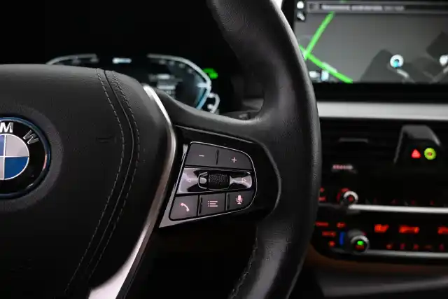 Musta Farmari, BMW 530 – VAR-12401