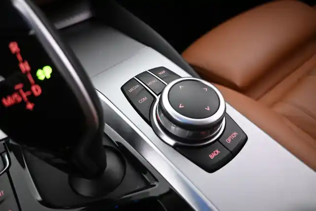 Musta Farmari, BMW 530 – VAR-12401