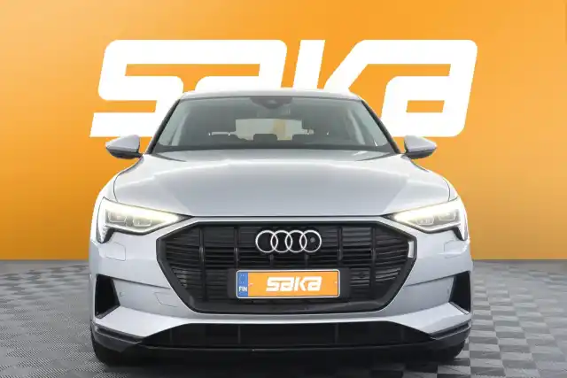 Harmaa Maastoauto, Audi e-tron – VAR-12470
