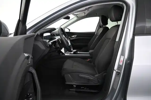 Harmaa Maastoauto, Audi e-tron – VAR-12470