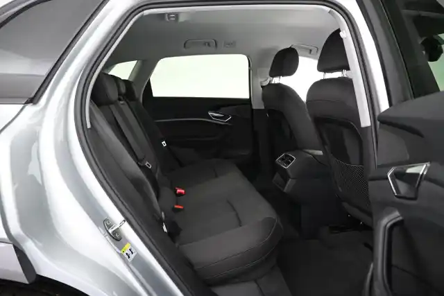 Harmaa Maastoauto, Audi e-tron – VAR-12470