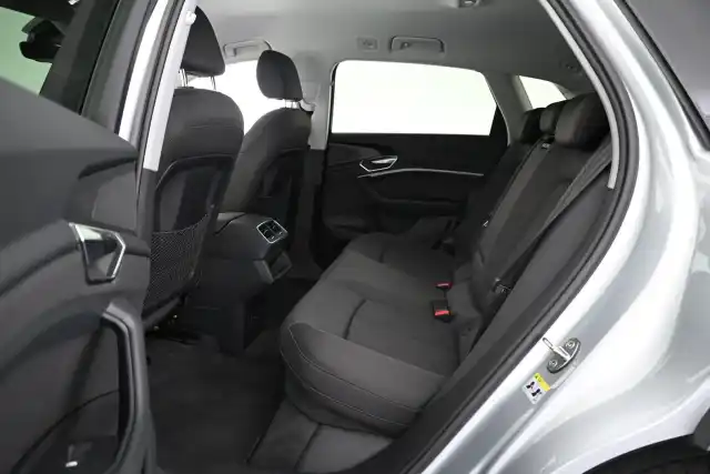 Harmaa Maastoauto, Audi e-tron – VAR-12470
