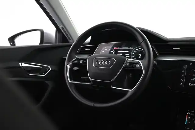 Harmaa Maastoauto, Audi e-tron – VAR-12470