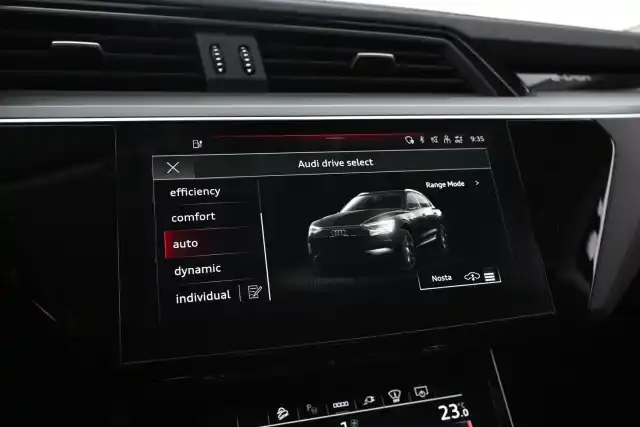 Harmaa Maastoauto, Audi e-tron – VAR-12470