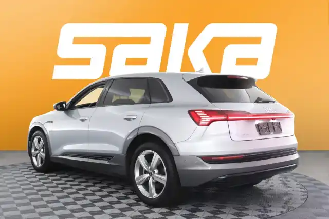 Harmaa Maastoauto, Audi e-tron – VAR-12470