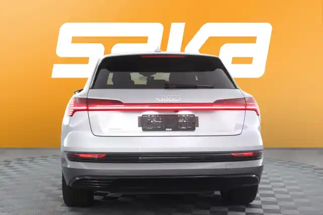 Harmaa Maastoauto, Audi e-tron – VAR-12470