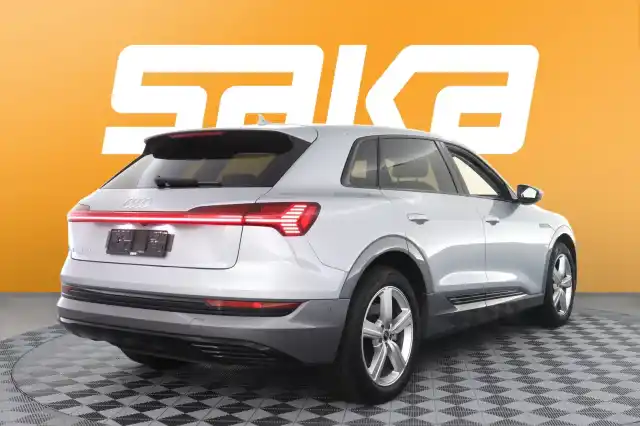 Harmaa Maastoauto, Audi e-tron – VAR-12470