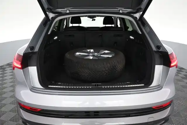 Harmaa Maastoauto, Audi e-tron – VAR-12470