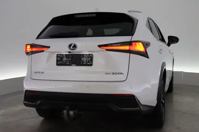 Valkoinen Maastoauto, Lexus NX – VAR-124768