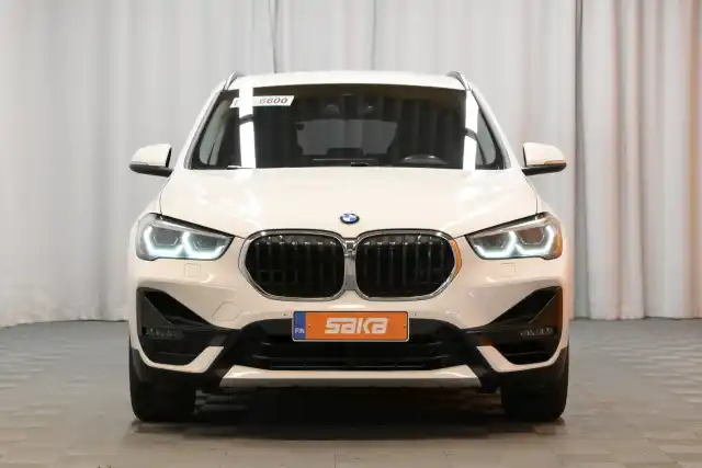 Valkoinen Maastoauto, BMW X1 – VAR-12637