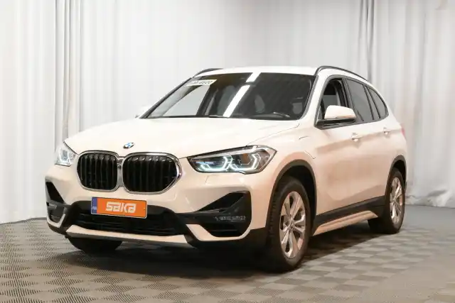 Valkoinen Maastoauto, BMW X1 – VAR-12637