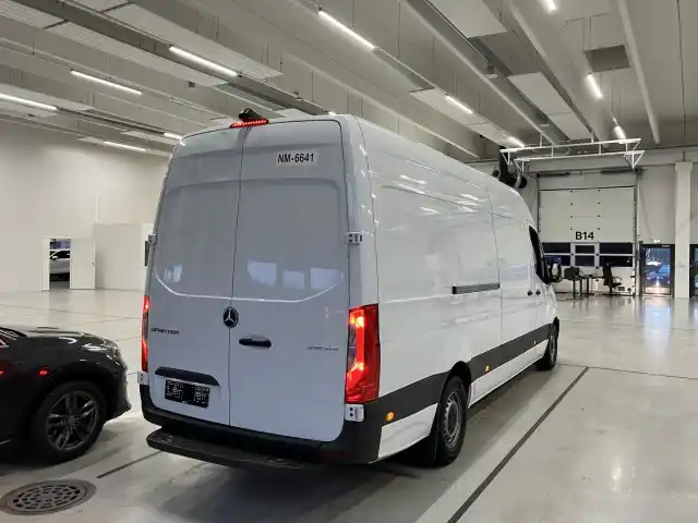 Valkoinen Pakettiauto, Mercedes-Benz Sprinter – VAR-12639