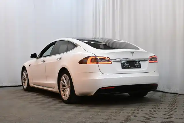 Valkoinen Sedan, Tesla Model S – VAR-12641